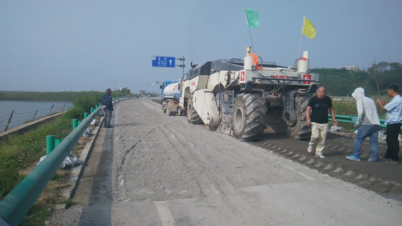 RZ2300，大連濱海公路冷再生施工
